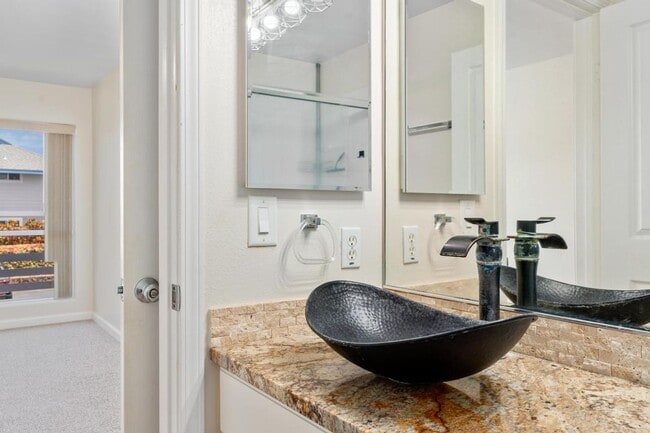 Building Photo - 2 Bedroom 2 Bathroom Upstairs Unit with Up...