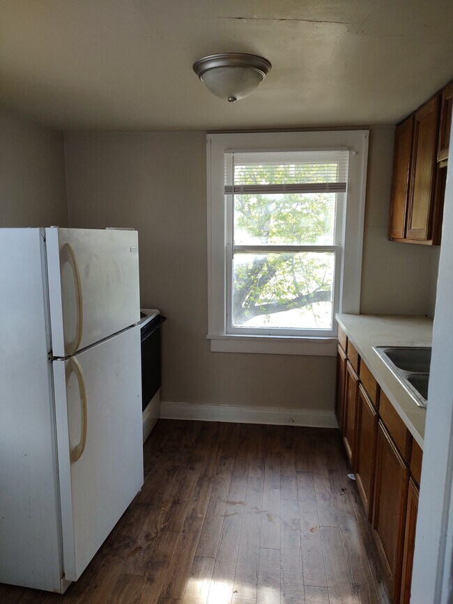 Building Photo - 1402 S Seneca St