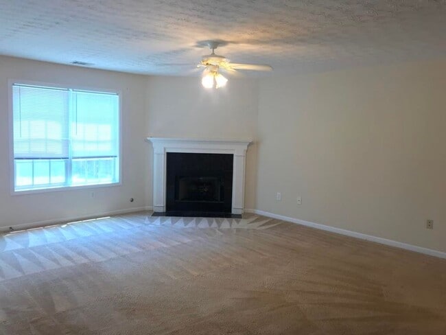 Building Photo - Spacious and Beautiful 3 Bedroom Home