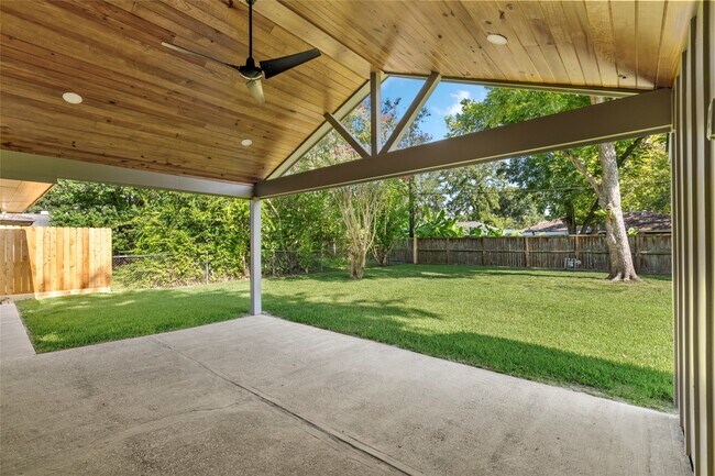 Building Photo - 9606 Pine Lake Dr