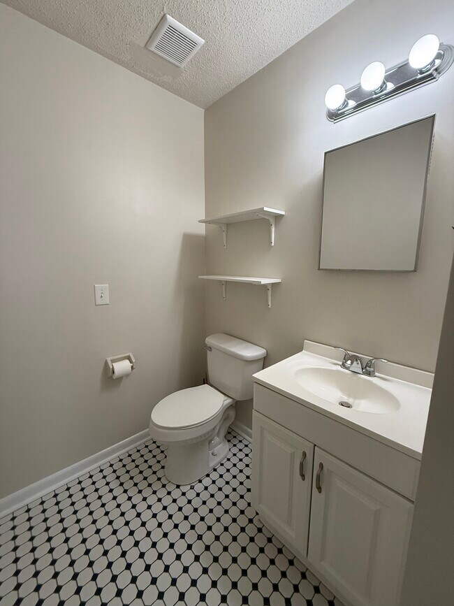 Building Photo - 805 Meadowbrook Dr