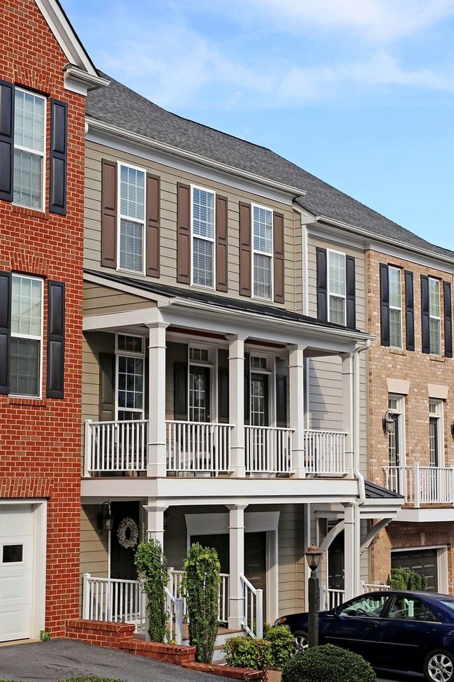 Building Photo - Dog-Friendly Avinity Townhome With Mountain Views