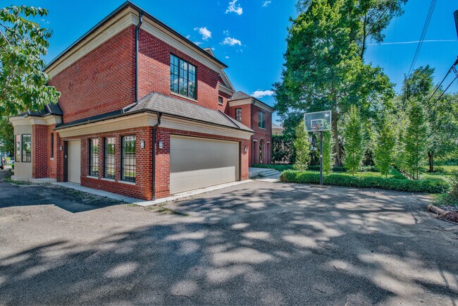 Building Photo - 200 Aspen Rd