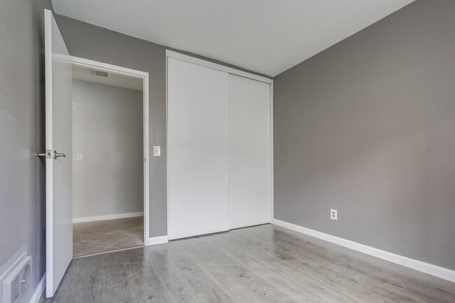 Building Photo - Spacious 3 Bedroom Condo Available for Move In May 1st
