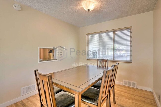 Building Photo - 462 E Haven Ave