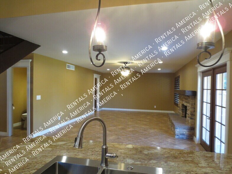 Building Photo - 238 E Ellis Dr