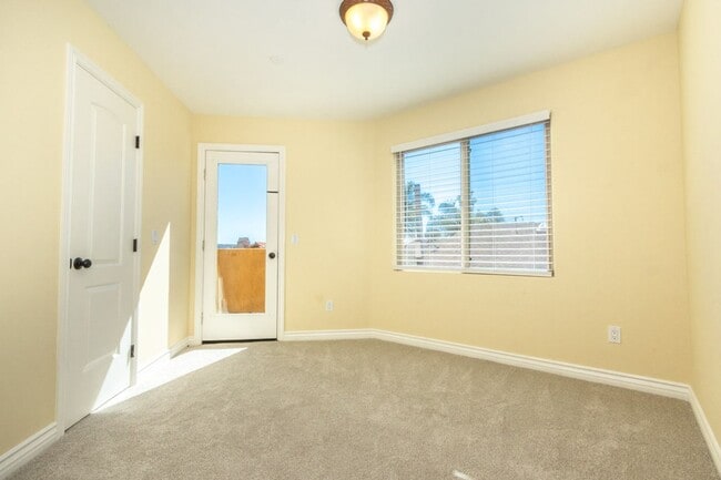 Building Photo - Beautiful 3 br/3.5ba Townhome in Pacific Beach Just Blocks to Crown Point Shores!
