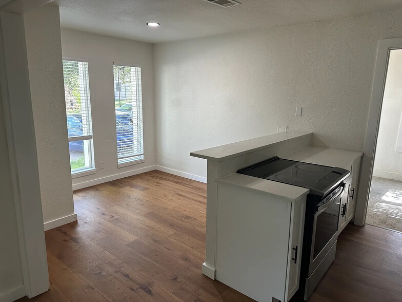 Building Photo - Room in House on Rockridge Dr