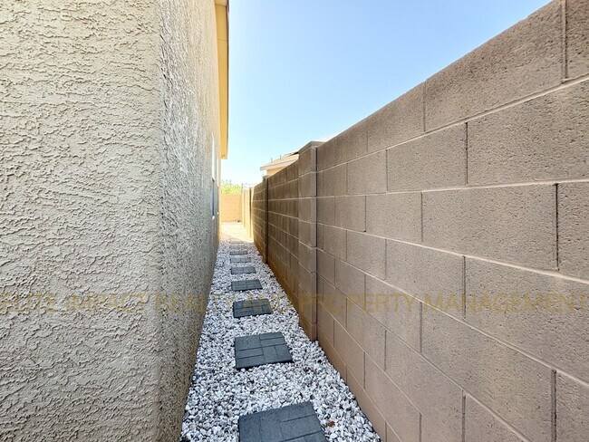 Building Photo - 4247 E White Water Dr