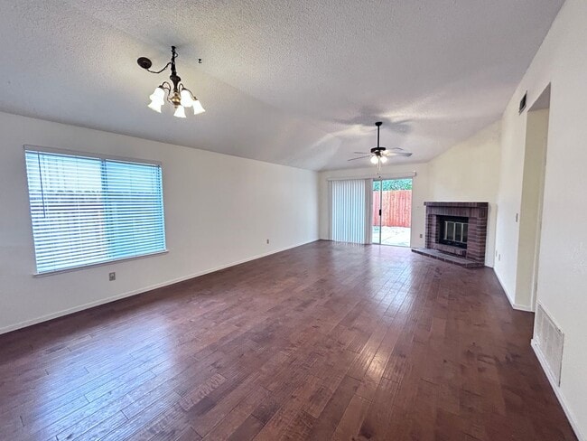 Building Photo - 1/3 OFF ONE MONTH RENT IF APPROVED AND MOVED IN BY 12/15