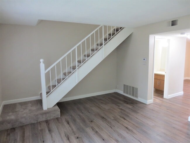 Building Photo - Spacious Two Story Townhome in Woodbridge