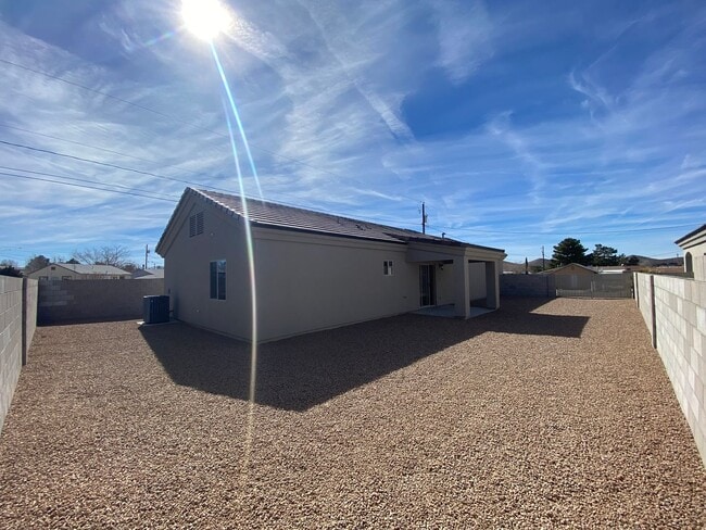 Building Photo - 3 Bedroom 2 Bathroom Home