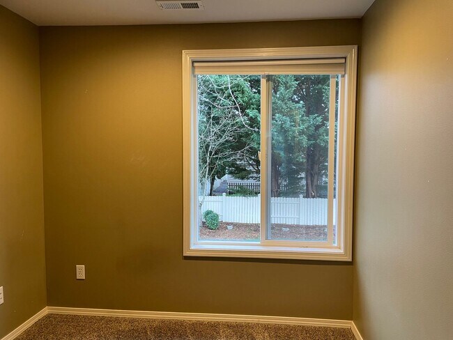 Building Photo - ? Beautifully Updated Home in a Peaceful, Highly Desirable Fisher’s Landing Community ?