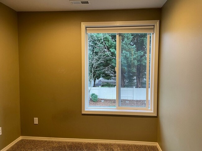 Building Photo - Adorable 4 Bedroom 2.5 Bath Home in Fisher's Landing! Fully Fenced Backyard! Mountain View High S...