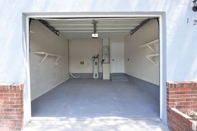 Building Photo - Clermont 2/2 Duplex with Lakeview