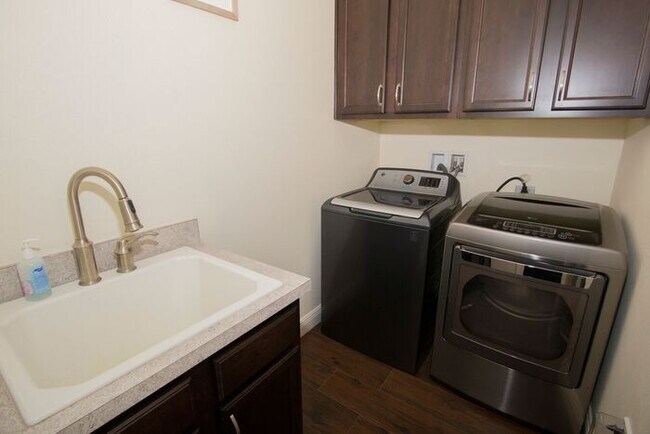 Building Photo - Beautiful 4 Bedroom/4 Bath in Belle Isle w...