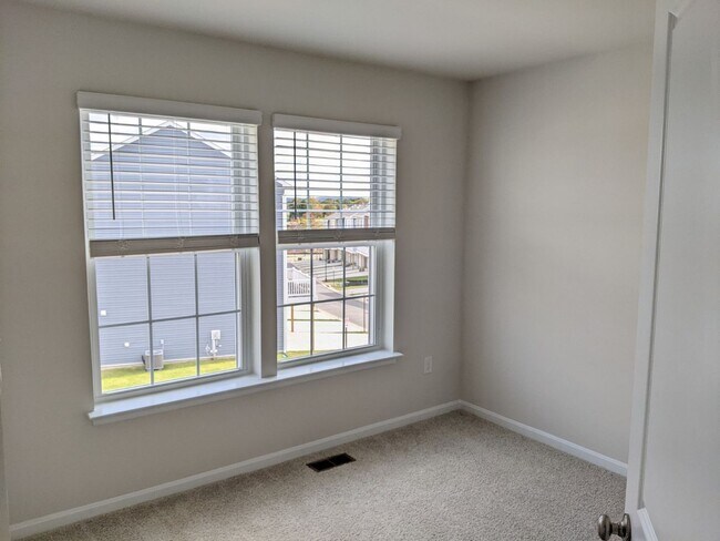 Building Photo - Three level townhouse in The Preserve at Tuscarora Creek community ready by mid September!
