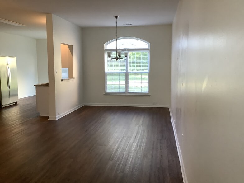 Building Photo - 3749 Sipes Ln