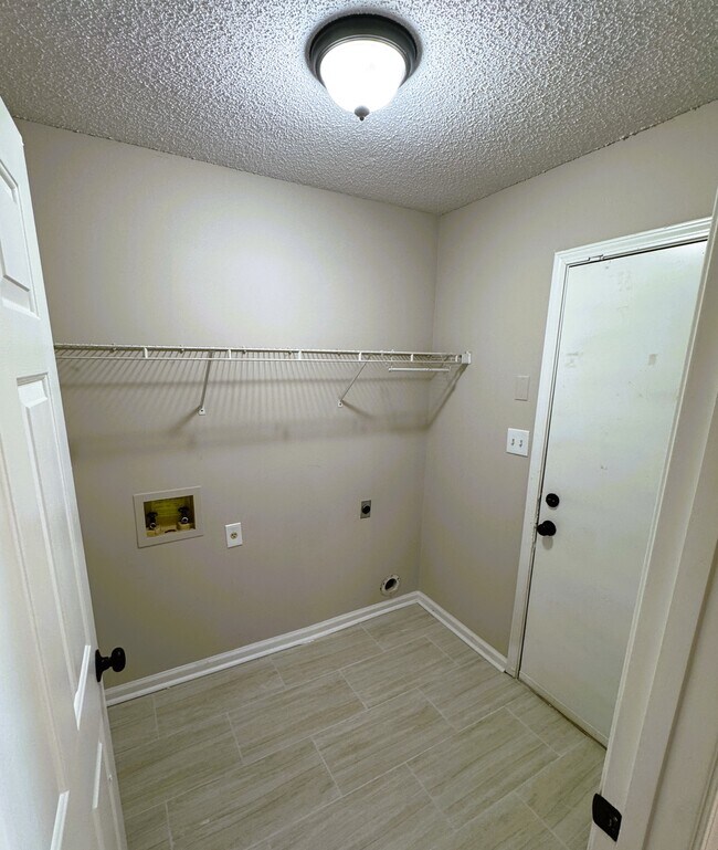 Building Photo - 2250 Lake Hill Ct