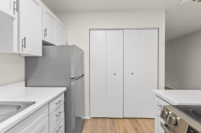 Building Photo - 1912-1914 SE Tacoma St.