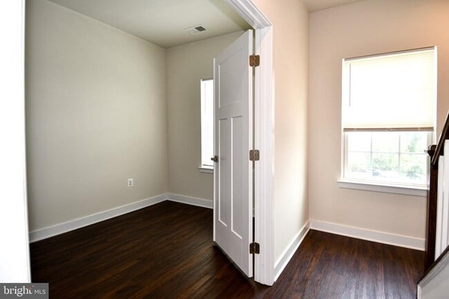 Building Photo - 4917 Crest View Dr