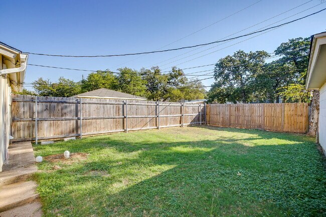 Building Photo - Charming 2-Bedroom Duplex- Recently Updated!