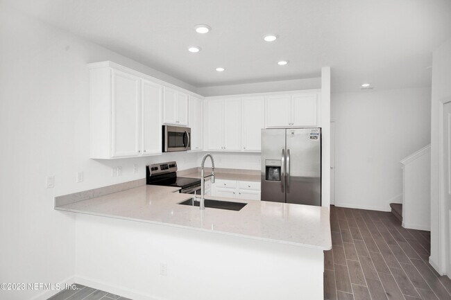 Building Photo - 348 Rosemont Dr