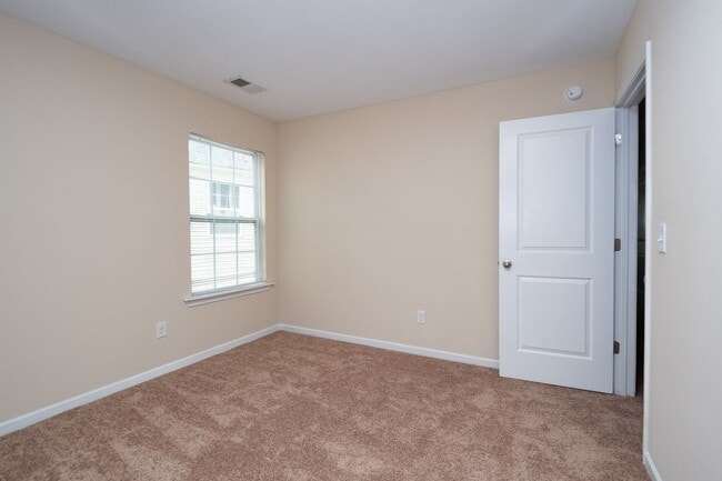 Building Photo - 3 bedroom 2.5  bath