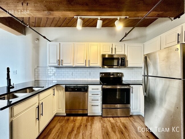 Building Photo - 202 W 5th St