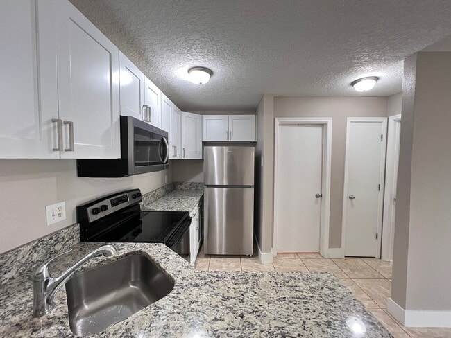 Building Photo - Great 1/1 condo in gated community!