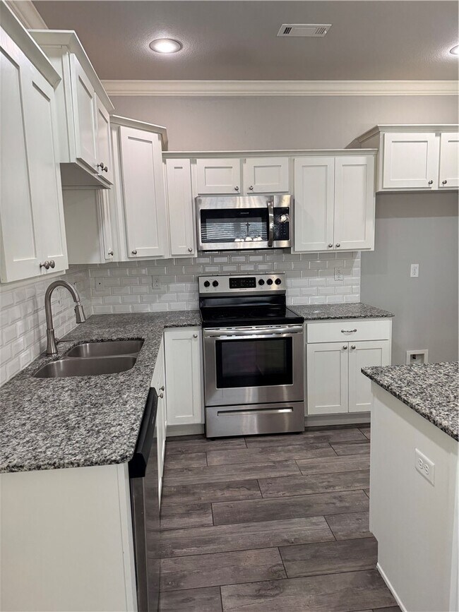 Building Photo - 1001 Tulip St