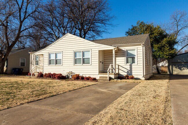 Building Photo - Beautiful Brookside duplex unit - NO PETS