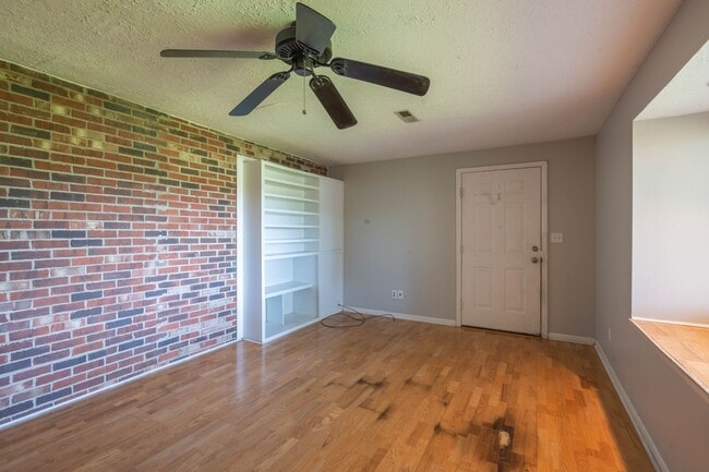 Building Photo - 4 bed and 2 bath house in Johnson City