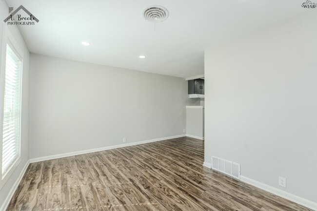 Building Photo - 516 W Magnolia Ave