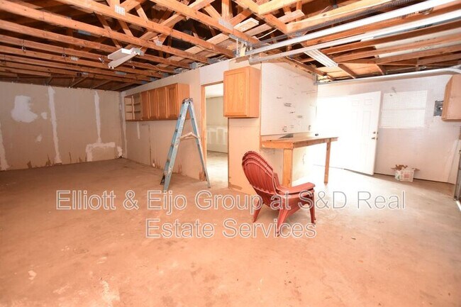 Building Photo - 1127 Oakhill St