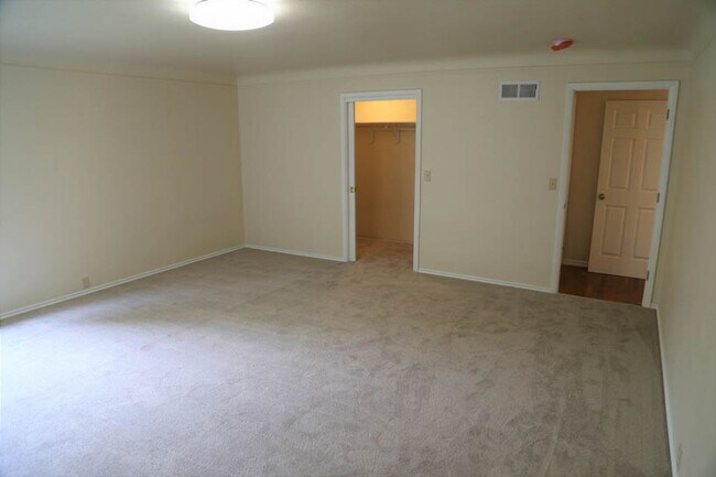 Building Photo - Seriously Spacious 5 bed 2 bath 36x20 Shop Garden Shed