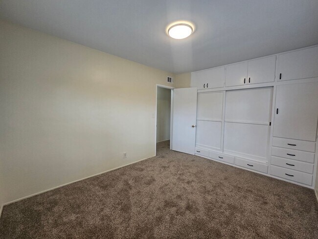 Building Photo - Charming Single Story Home