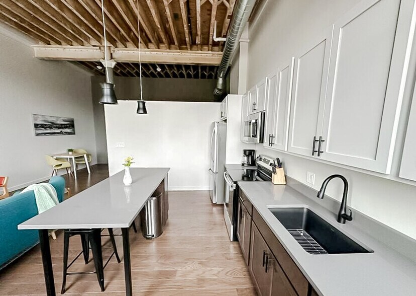 Building Photo - 604 W 4th St N