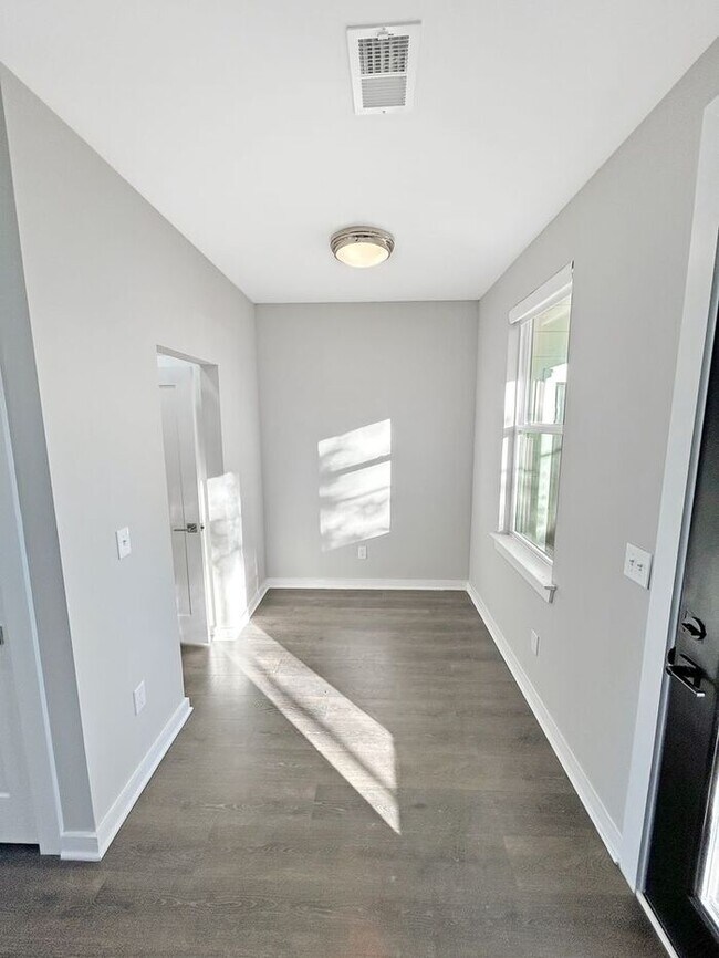 Building Photo - Modern 3-Bedrooms Townhome with Natural Li...