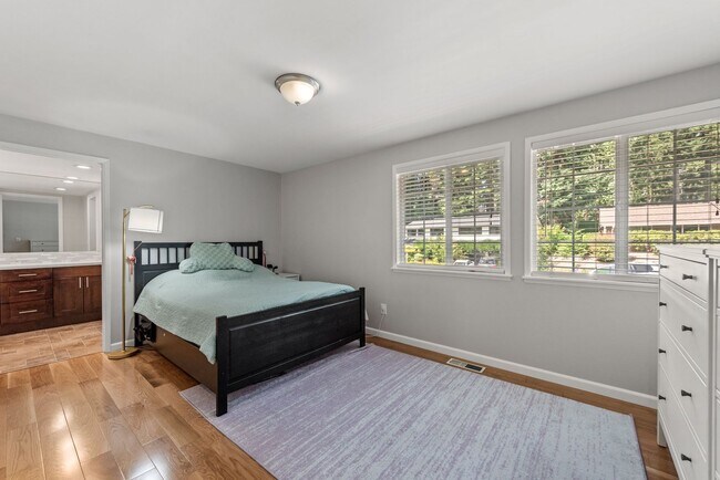 Building Photo - Charming 5-Bedroom Tri-Level Retreat in La...