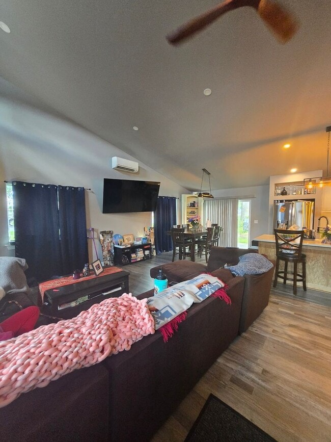 Building Photo - 3 Bedroom 2 Bath with Garage in Mossyrock