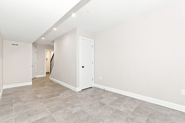 Building Photo - 2647 Latona St