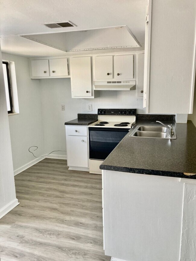 Building Photo - Centrally Located Condo