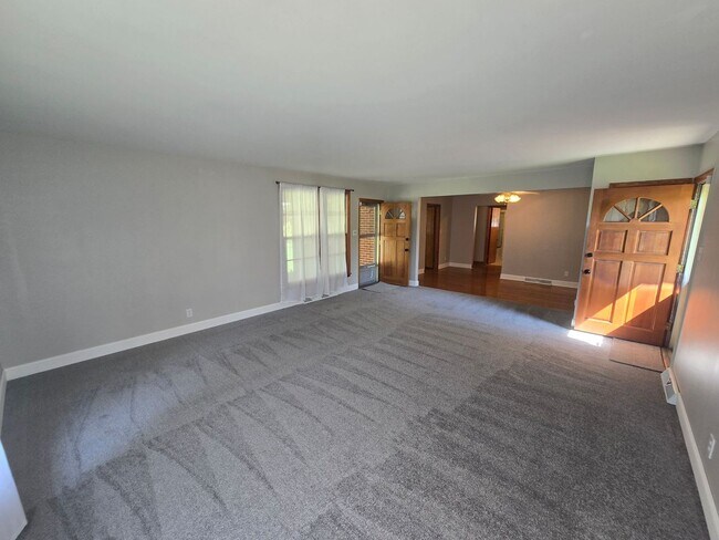 Building Photo - 1210 Oakwood Dr