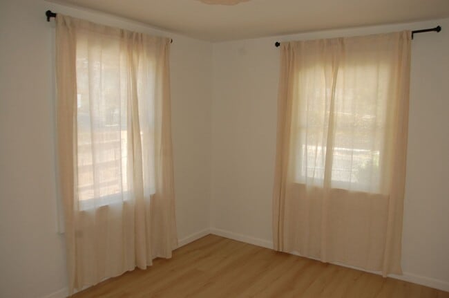 Building Photo - Renovated Two Bedroom House