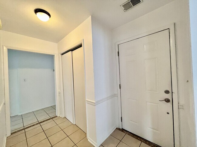 Building Photo - 622 Pinewood Dr