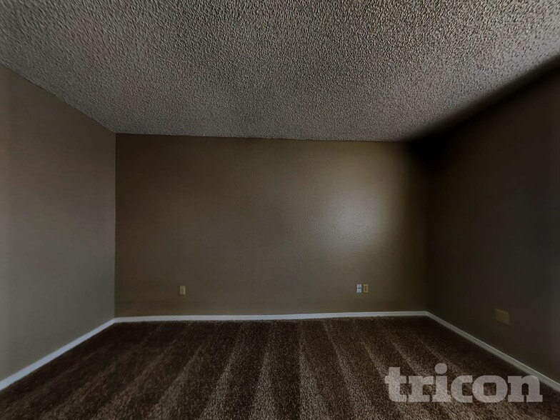 Building Photo - 3400 Suffolk Dr