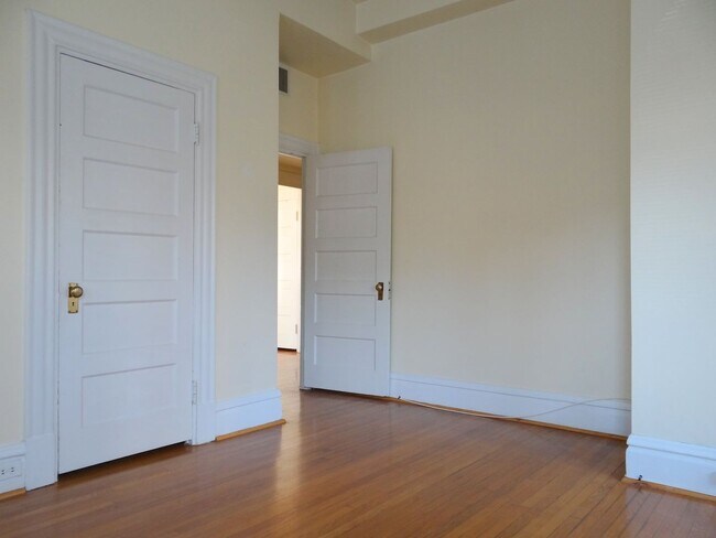 Building Photo - Charming 3 BD/2 BATH right across the stre...