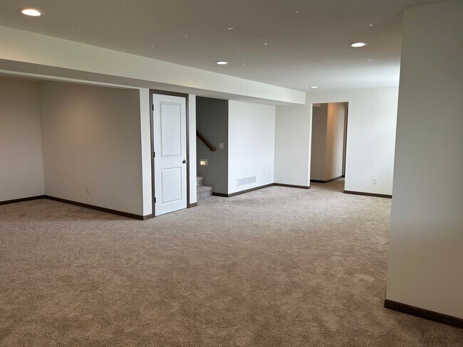 Building Photo - Available in August - Spacious 4 Bedroom, 3 Bathroom Home in the Linn-Mar School District