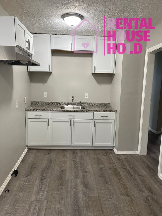 Building Photo - NEW LISTING | 2 BEDS 1 BATH | BASEMENT | G...